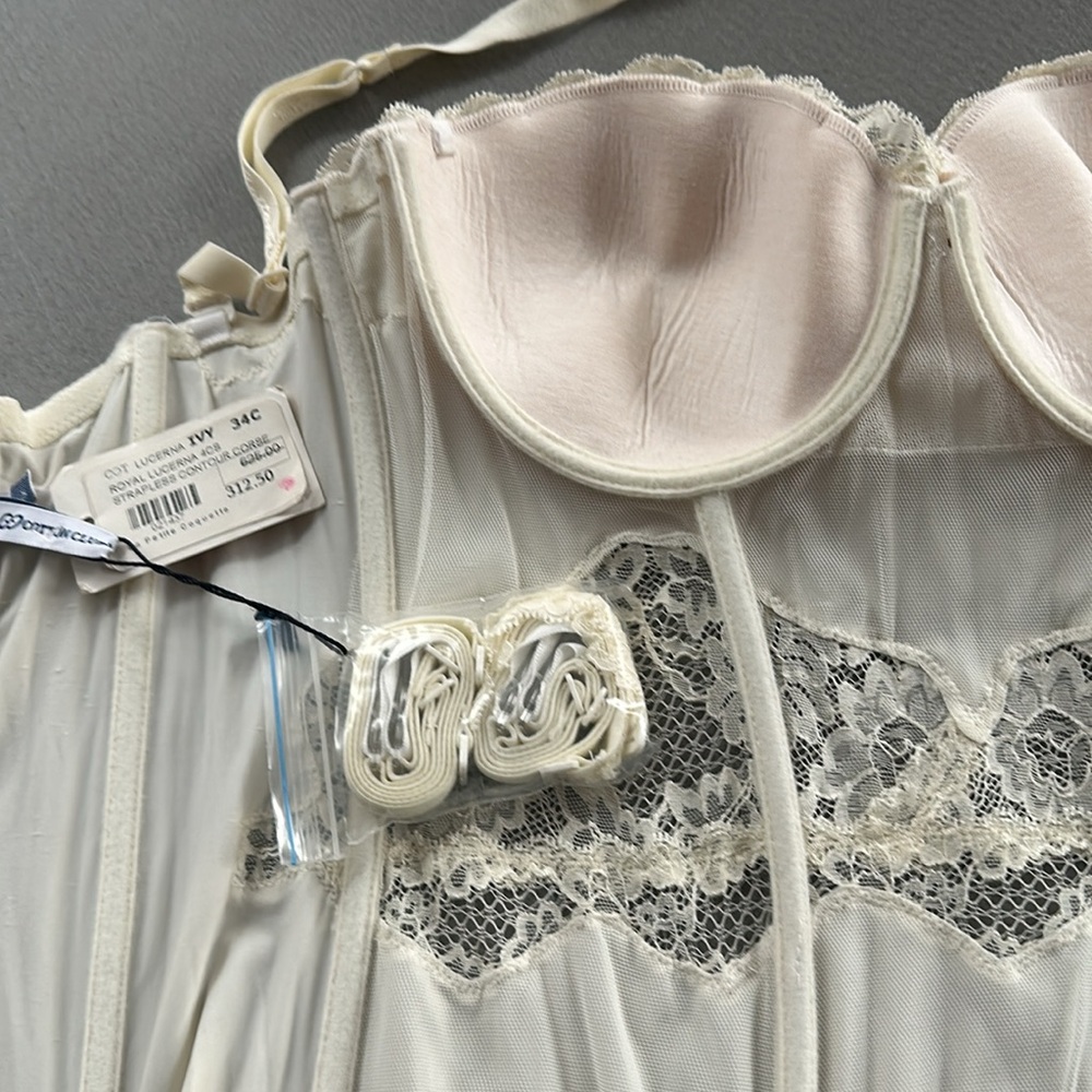 Elegant Cream Lace Strapless Corset - Picture 12 of 16